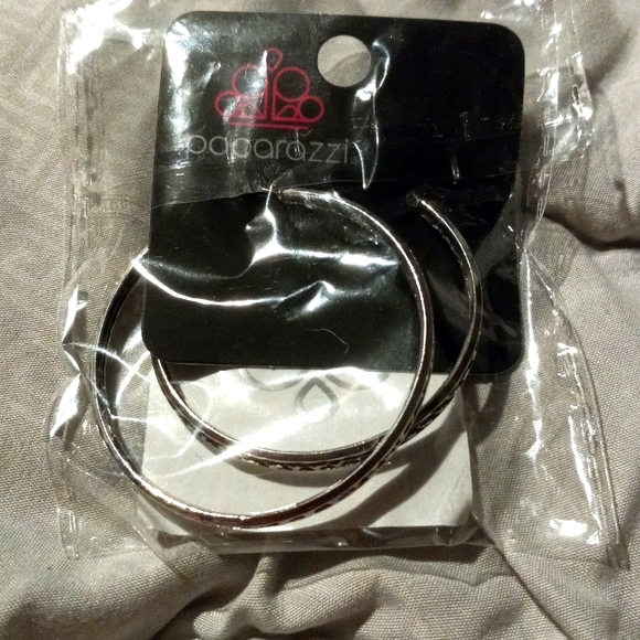 Paparazzi hoop earrings - Picture 1 of 3